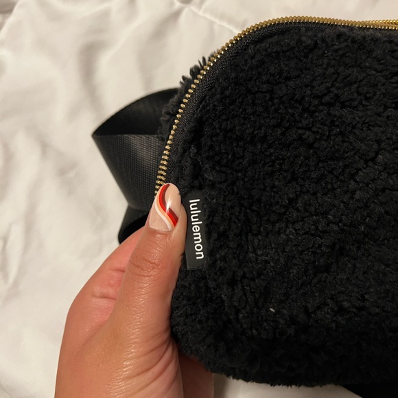 lululemon everywhere fleece belt bag in black - Picture 10 of 10
